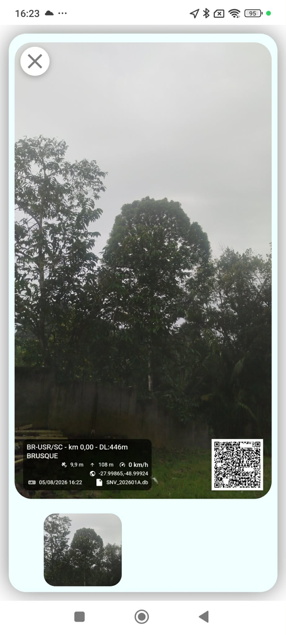 Foto no AuditVia com legenda de campo e QR Code de validação geográfica